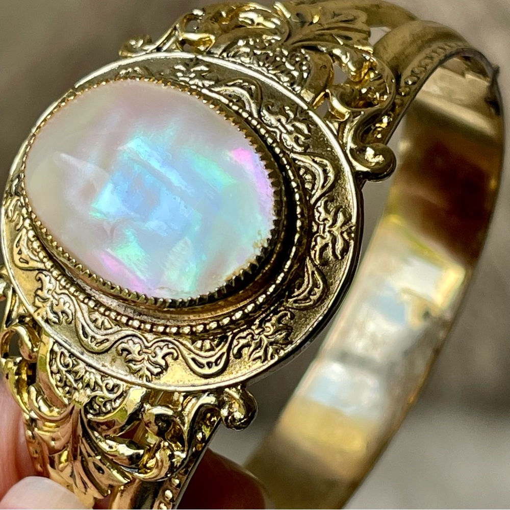 VINTAGE | Unsigned |Mother of Pearl Gold Tone Hinged Bracelet 17cm